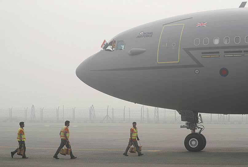 Нью-Дели, Индия. Сотрудники аэропорта встречают прилетевших принца Уэльского Чарльза и герцогиню Корнуольскую Камиллу 