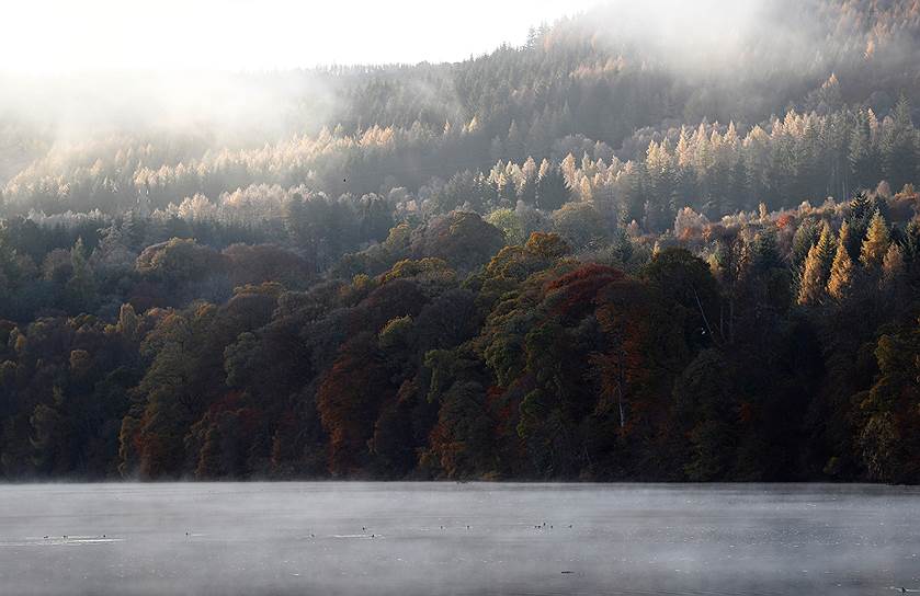 Питлохри, Шотландия. Туман над озером Лох-Фаскали