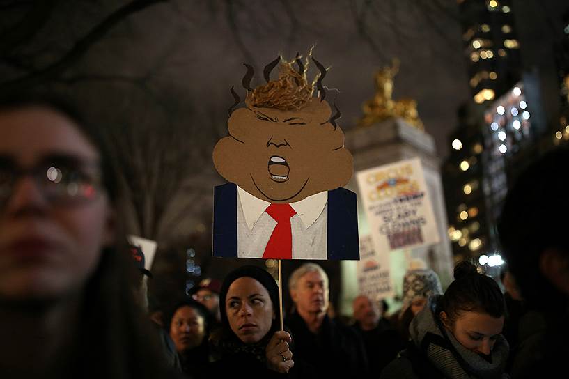Нью-Йорк. Противники избрания Дональда Трампа протестуют напротив небоскреба Trump Tower