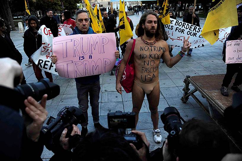 Афины, Греция. Обнаженный активист с надписью на теле «Нет Трампу! Нет Ку-клукс-клану! Нет фашистским США» 