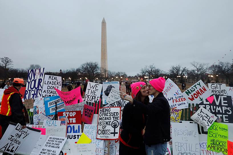 Вашингтон. Однополая пара целуется во время женского марша