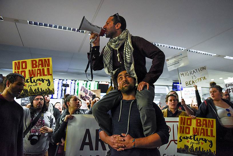 Сан-Франциско. Акция протеса в аэропорту после подписания Дональдом Трампом иммиграционного указа