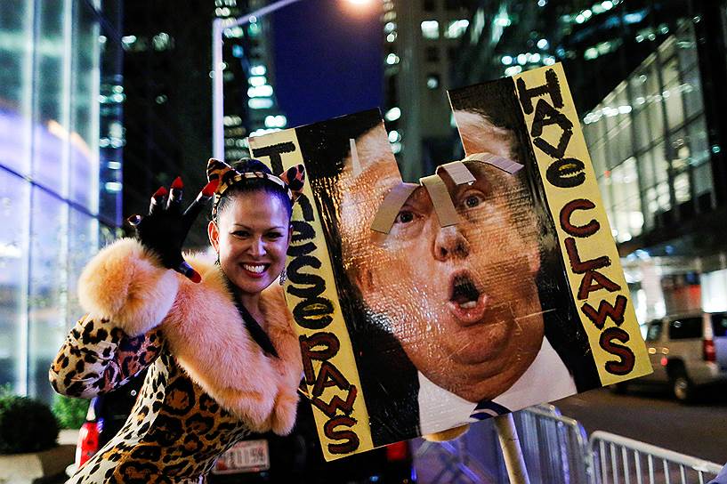 Нью-Йорк. Противники Дональда Трампа протестуют напротив небоскреба Trump Tower