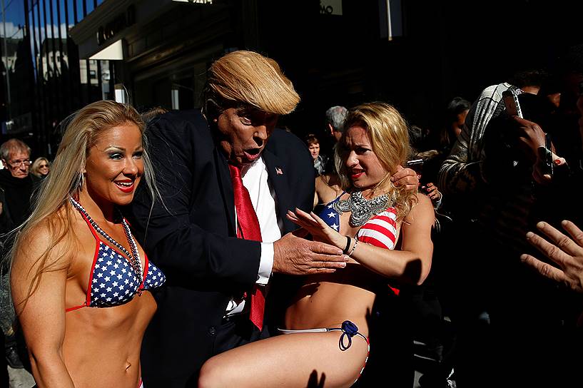 Нью-Йорк, США. Двойник Дональда Трампа в компании моделей в бикини принимает участие в акции, организованной британским фотографом Элисон Джексон 