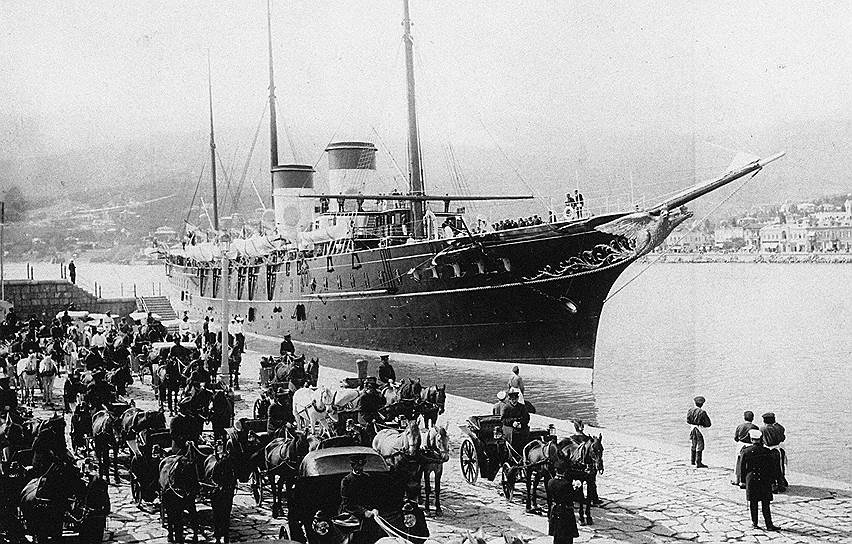Во время пребывания семьи Романовых в Ливадии на борт императорской яхты «Штандарт» мог подняться любой желающий