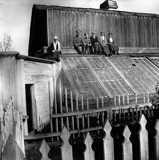 Николай II с детьми на крыше дома в Тобольске, куда семья Романовых была сослана в августе 1917 года