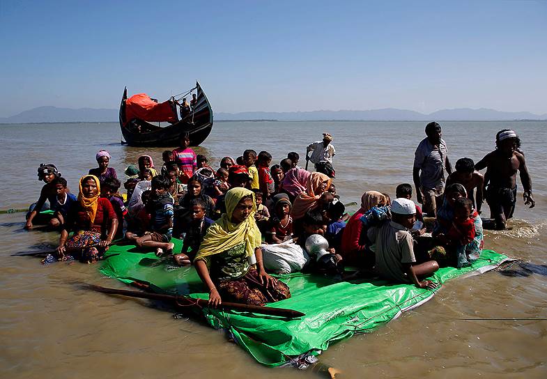 Шах Порир Двип, Бангладеш. Беженцы-рохинджа ожидают разрешения на продолжение пути после пересечения границы с Мьянмой