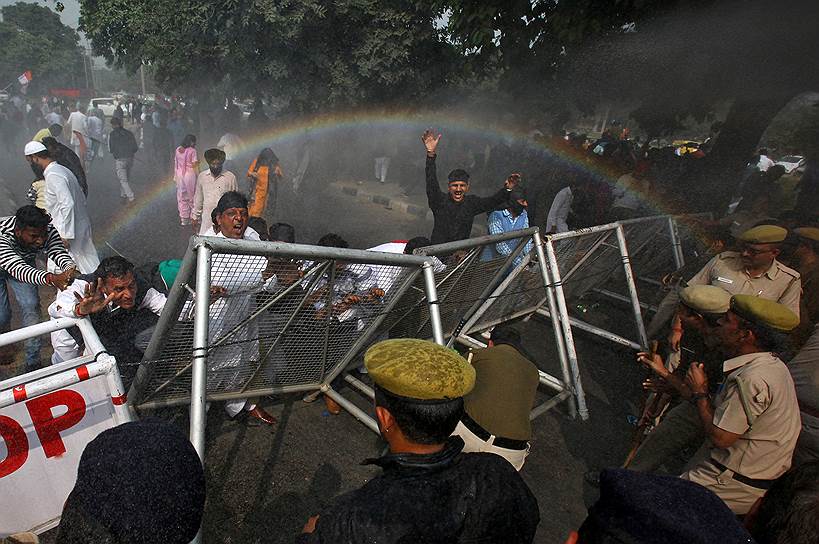 Чандигарх, Индия. Радуга, появившаяся во время разгона оппозиционной демонстрации водометами