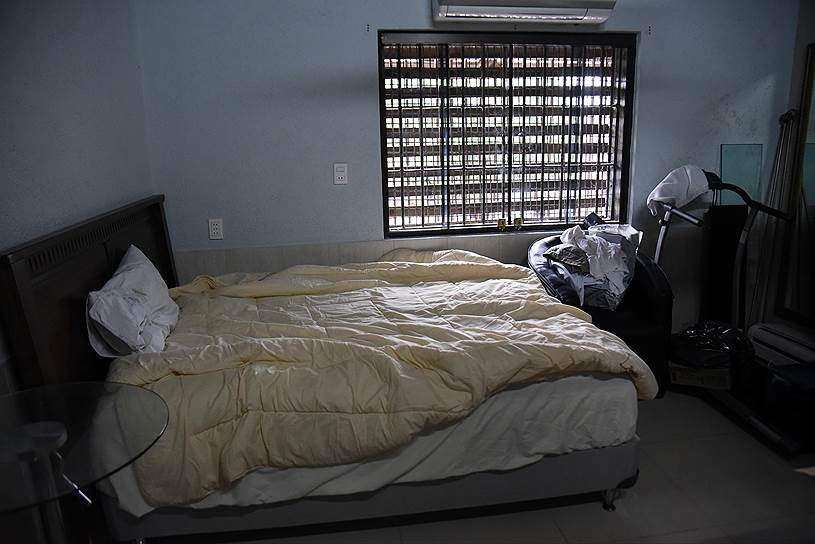 В мае 2014 года парагвайский суд приговорил наркобарона Джарвиса Хименеса Павао к восьми годам заключения. Летом 2016 года стали известны условия его содержания в тюрьме «Такумбу». Так, камера имела три комнаты, была оборудована телевизором с большим экраном, кухней, конференц-залом, гардеробной, мини-библиотекой и даже беговой дорожкой