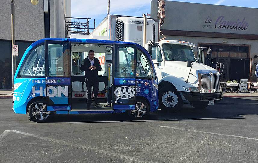 Лас-Вегас, США. Беспилотный автобус после ДТП с грузовиком