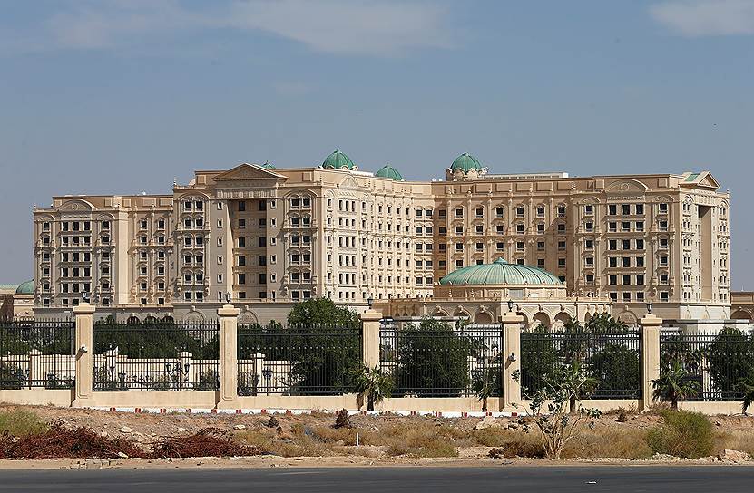5 ноября в Саудовской Аравии по подозрению в коррупции были задержаны 11 принцев, 4 действующих и 38 бывших министров. На время следствия их поместили в пятизвездочный отель Ritz Carlton. Самый дешевый номер здесь стоит $300 за ночь, королевский люкс площадью в 426 кв. м. — 5 тыс.
