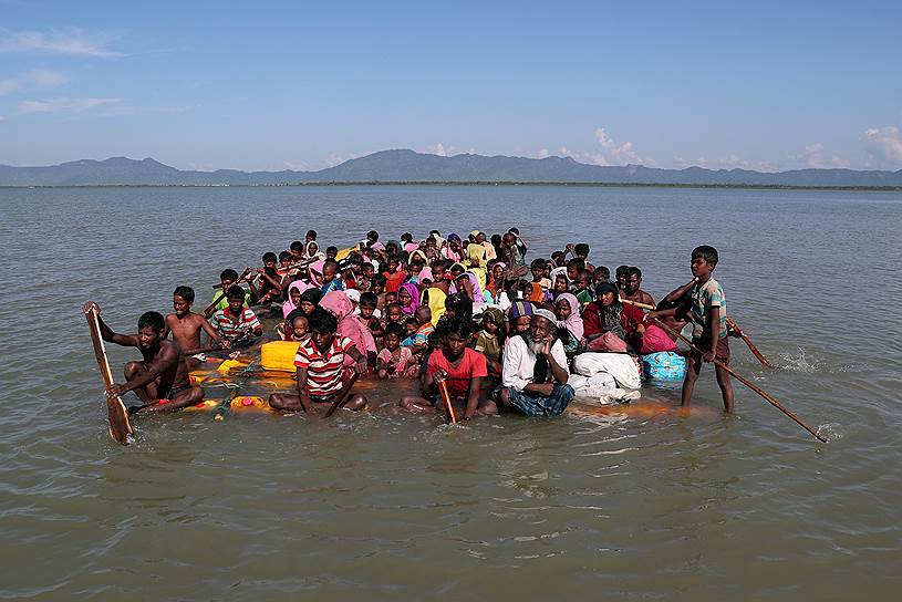 Текнаф, Бангладеш. Беженцы-рохинджа пересекают реку Наф 
