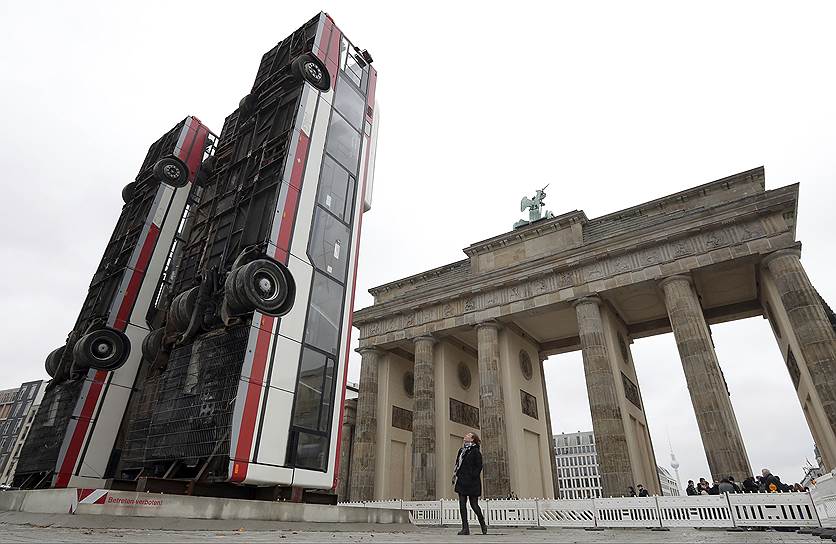 Берлин, Германия. Сирийский художник Манаф Халбуни установил три автобуса возле Бранденбургских ворот, чтобы напомнить о страданиях мирных жителей в сирийском Алеппо