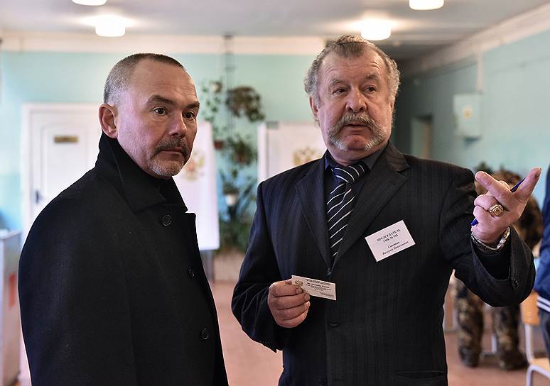 Представитель президента в ЦИКе Александр Кинев (слева)