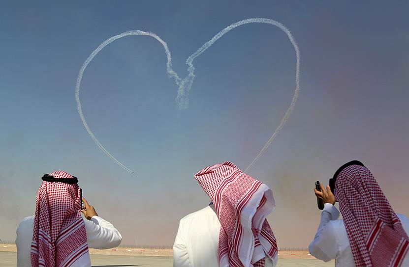 Дубай, ОАЭ. Посетители авиашоу фотографируют выступление пилотажной группы ВВС ОАЭ