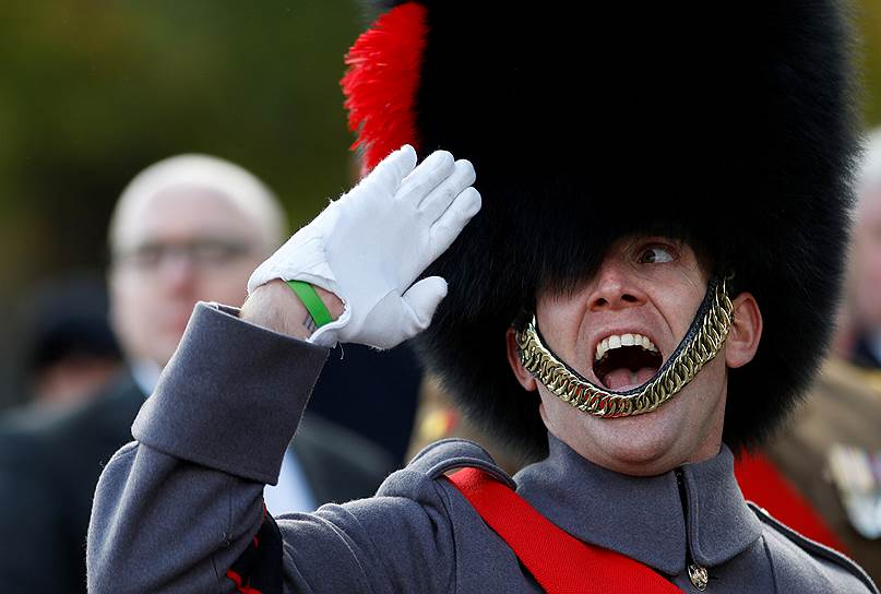 Лондон, Великобритания. Солдат во время парада в Поминальное воскресенье (день памяти погибших в войнах 20-го и 21-го веков)