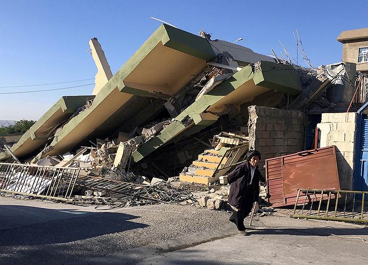 Дарбандихан, Ирак. Мужчина около здания, разрушенного во время землетрясения