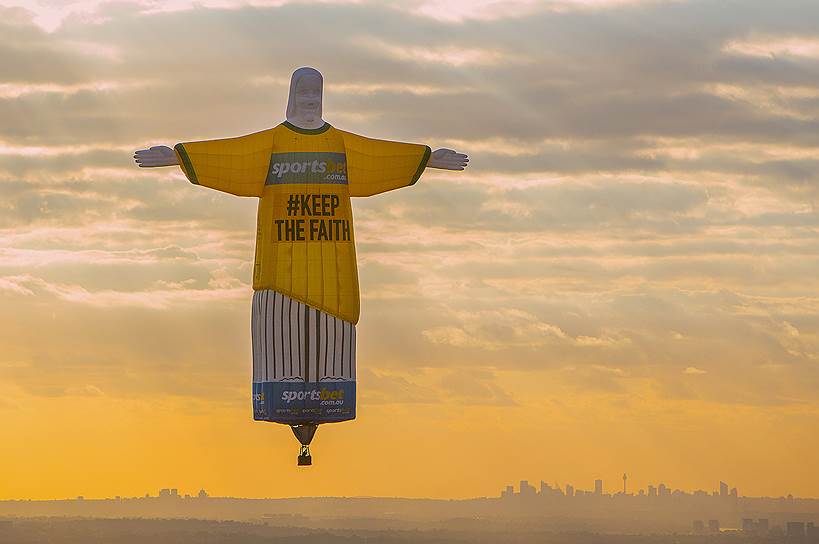 Сидней, Австралия. Реклама букмекерской конторы в форме статуи Иисуса Христа из Рио-де-Жанейро