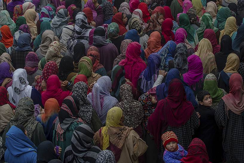 Кашмир, Индия. Женщины оплакивают убитого в ходе спецоперации повстанца