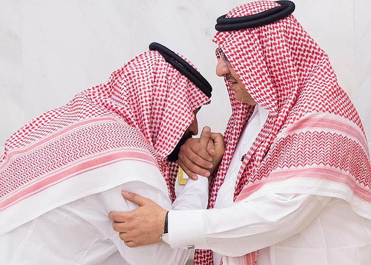 Еще в июне принц Мухаммед бен Сальман целовал руку уходящему кронпринцу Мухаммеду бен Наифу, а сейчас содержит его под домашним арестом