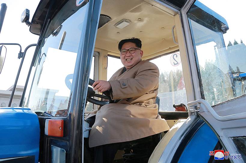 Пхеньян, КНДР. Лидер Северной Кореи Ким Чен Ын во время посещения тракторного завода
