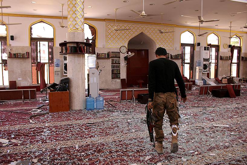 Аден, Йемен. Сотрудник сил безопасности осматривает мечеть после теракта 