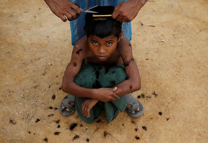 Кокс-Базар, Бангладеш. Мальчика стригут в лагере беженцев-рохинджа