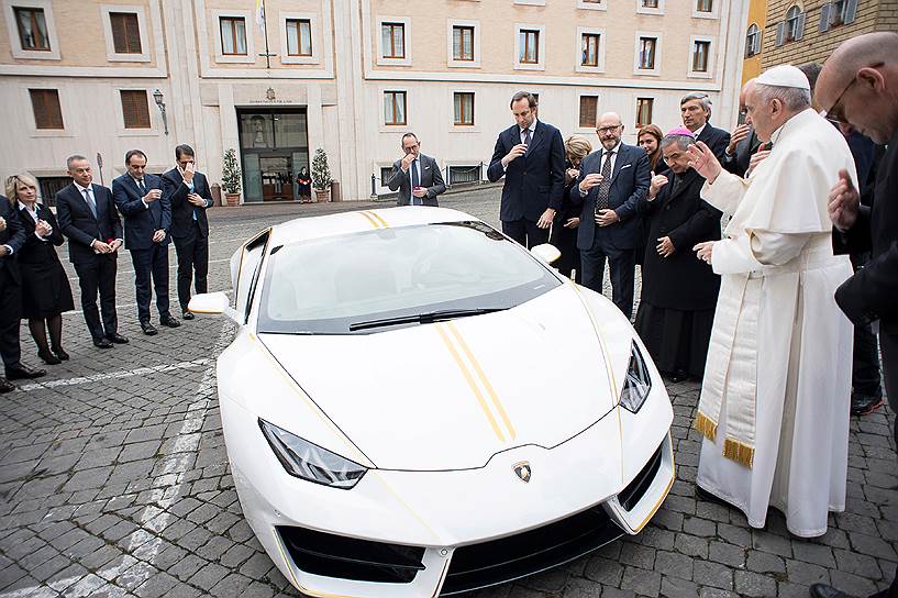 Площадь Святого Петра, Ватикан. Папа римский Франциск освящает спортивный автомобиль Lamborghini Huracan