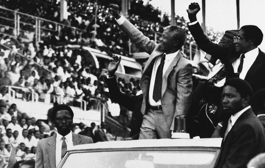 В 2008 году бывший лидер ЮАР Нельсон Мандела (на фото — в центре), с которым Мугабе познакомился еще во время обучения в южноафриканском Университете Форт-Хэйр и поддерживал приятельские отношения, заявил, что политический кризис в Зимбабве вызван «провалом руководства Мугабе»