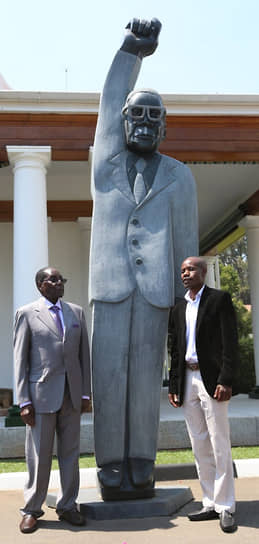 Роберт Мугабе внесен в Книгу рекордов Гиннесса как лидер государства, совершивший наибольшее количество зарубежных официальных визитов. В 2016 году президент открыл памятник самому себе. Пользователи соцсетей высмеяли скульптуру с поднятой рукой, сравнив ее с Суперменом
