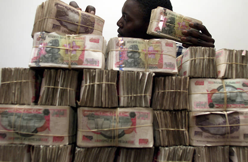 За время правления Роберта Мугабе в стране произошла гиперинфляция — зимбабвийский доллар настолько обесценился, что в 2009 году национальная валюта была отменена. Сейчас в Зимбабве используется иностранная валюта. Уровень безработицы достигает 80%