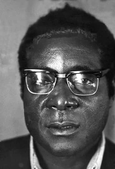Роберт Габриэль Мугабе родился 21 февраля 1924 года в британской колонии Южная Родезия (сейчас — Зимбабве). В детстве посещал католическую школу. Один из его одноклассников позднее вспоминал: «Если бы у нас в ходу были такие прозвища, то мы бы звали его ботаником»