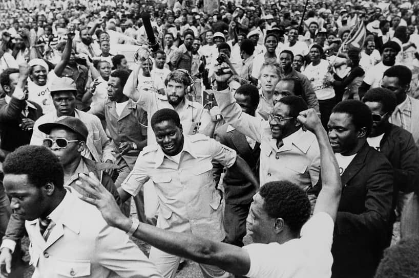 В 1960 году будущий президент Зимбабве начал политическую карьеру, вступив в Национальную демократическую партию (НДП) и став ее секретарем по информации и печати. В 1961–1963 годах, после запрета НДП,  занимал аналогичную должность в Союзе африканского народа Зимбабве (ЗАПУ). В 1963 году был арестован и провел в тюрьме 11 лет. После освобождения принял активное участие в партизанском движении