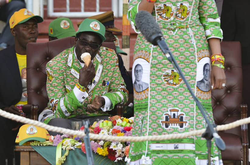 До военного переворота 93-летний Роберт Мугабе являлся самым пожилым правителем в мире. В 2017 году на торжествах по случаю дня рождения несколько тысяч гостей были накормлены 93-килограммовым тортом, а сам президент надел на праздник костюм с собственным изображением