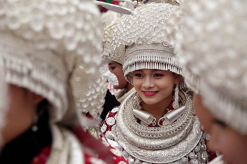 Гулонг, Китай. Женщины в традиционных костюмах народности мяо во время музыкального фестиваля