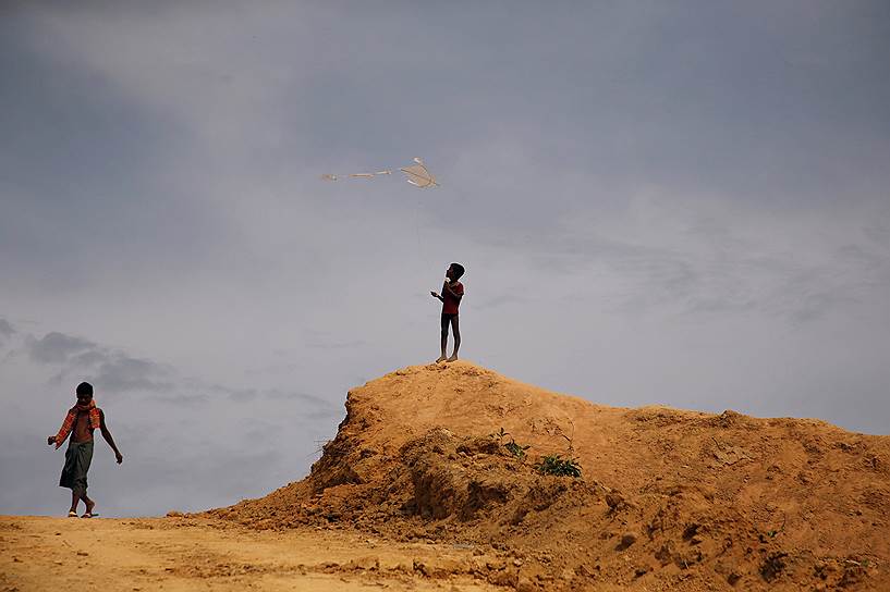 Кокс-Базар, Бангладеш. Мальчик-рохинджа запускает воздушного змея близ лагеря беженцев