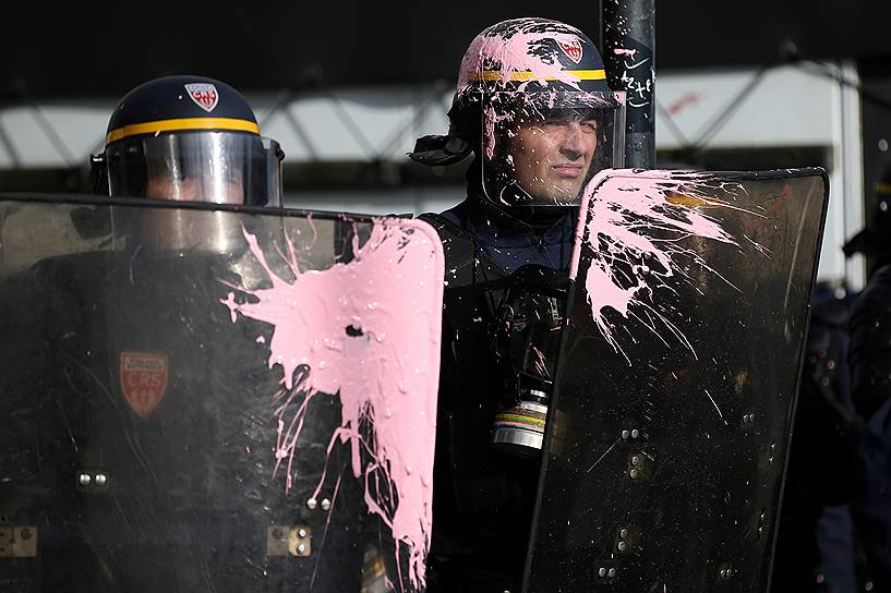Нант, Франция. Полицейские, облитые краской на акции против правительственных реформ