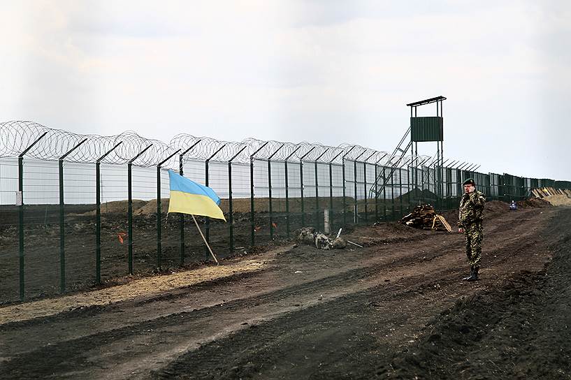 В 2014 году Украина начала возведение стены на границе с Россией протяженностью около 2 тыс. км. В январе 2017 года строительство было заморожено. В сентябре того же года стало известно, что ФСБ РФ планирует построить 50-километровое заграждение на границе Крыма и Украины за 213 млн руб.