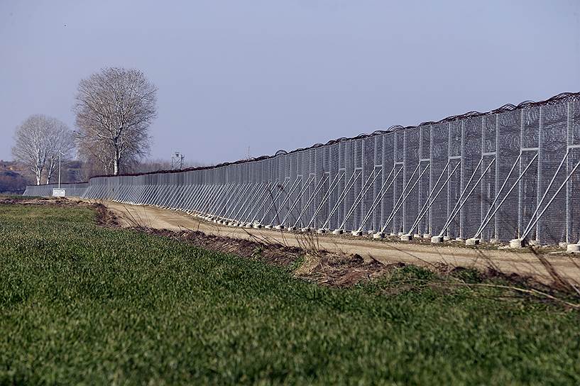 В 2012 году на границе Греции и Турции завершили строительство стены длиной 10 км и высотой 2,5 м. Она была построена в рамках защиты границ Евросоюза от беженцев. Стоимость проекта составила более €3 млн