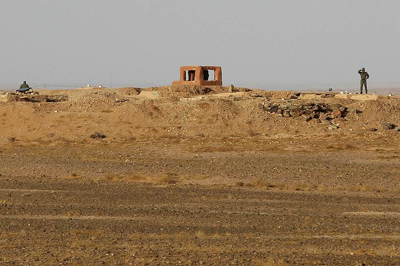 В 1981—1987 годах на юго-востоке Марокко была построена система сооружений, разделяющая территории, контролируемые правительством и формированиями ПОЛИСАРИО (сахарское национально-освободительное движение). Система известна под названием Обочина Западной Сахары. Состоит из 2575 км песчаных насыпей, стен, заборов и бункеров. Члены ПОЛИСАРИО называют ее Стеной позора