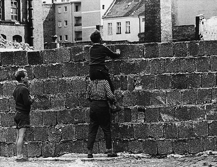 Берлинская стена, построенная в 1961 году, исполняла функцию государственной границы ФРГ и ГДР. Ее общая протяженность составляла 155 км (в том числе 43,1 км непосредственно в Берлине), а высота достигала 3,5 м. Официально стену демонтировали в 1990 году, а отдельные участки оставили в качестве памятника