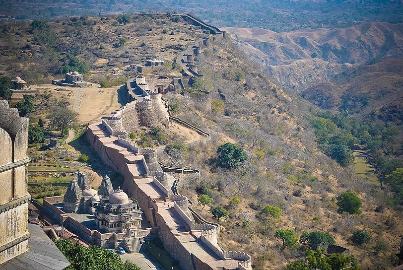 Великая Индийская стена — Кумбалгарх — построена в XV-XVI веках на территории раджпутского княжества Мевар для защиты от соседнего княжества Марвар. В XIX веке была расширена, длина стены составляет 38 км. Включена во Всемирное наследие ЮНЕСКО