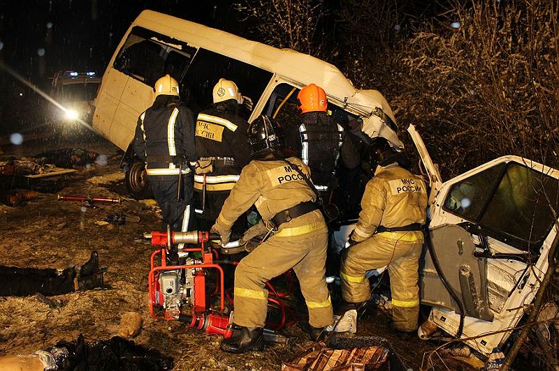16 ноября. В результате ДТП с микроавтобусом и грузовиком в Марий Эл погибли 15 человек