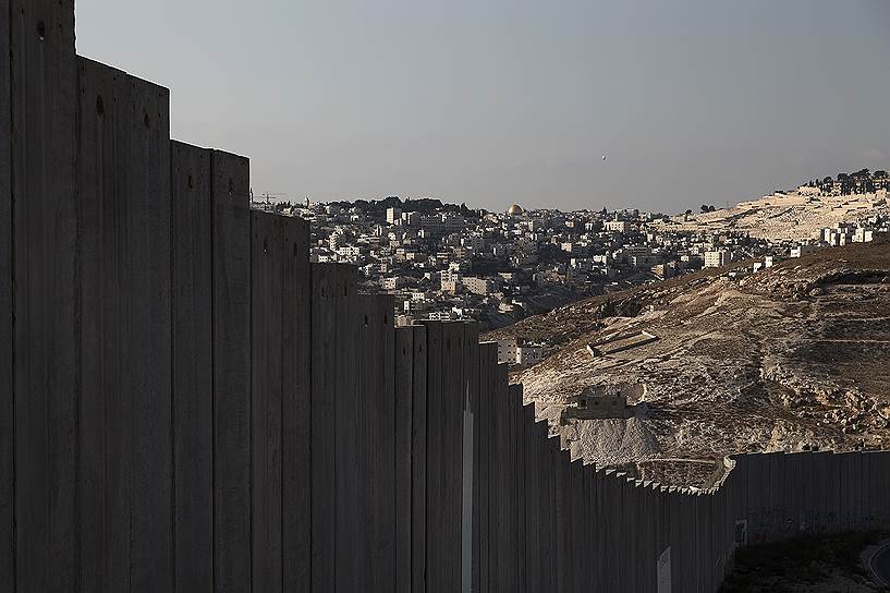 С 2003 года строится барьер между Израилем и Палестиной. Проектная длина стены — 700 км, высота — 3–8 м. В настоящее время большая часть стены уже построена. В разное время власти Израиля возводили стены также на границах с Ливаном, Египтом и Сирией