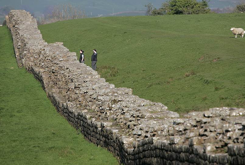 Пограничные защитные сооружения в Римской империи назывались лимесами. Одно из наиболее известных сооружений, частично сохранившихся по сей день,— британский Вал Адриана длиной 117 км, высотой — до шести метров. Был построен в 122-128 годах для предотвращения набегов пиктов и бригантов с севера