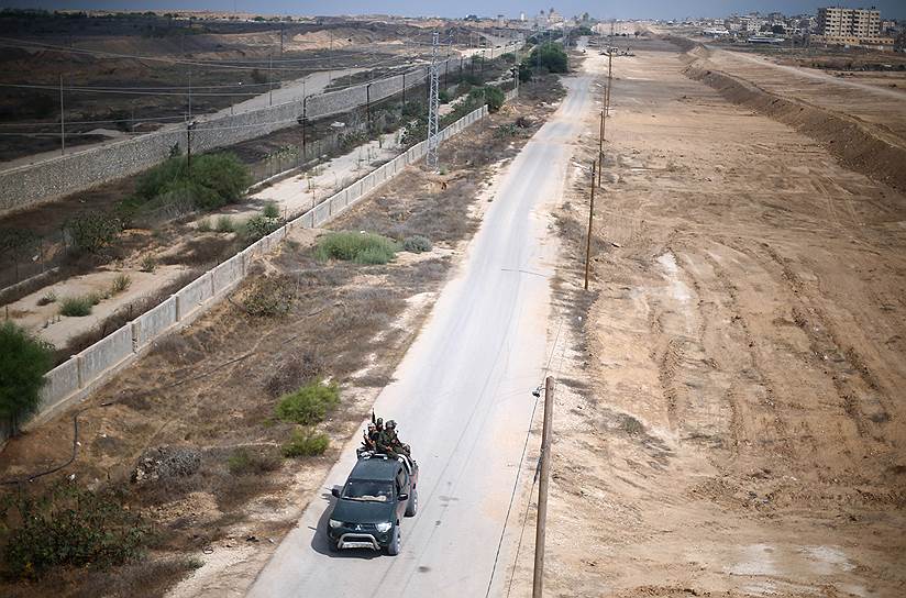 В 2009–2011 годах Египет построил барьер вдоль границы с сектором Газа длиной 10 км. Барьер высотой 18 м сделан из стали и на несколько метров уходит под землю, частично проходит через палестинский город Рафах