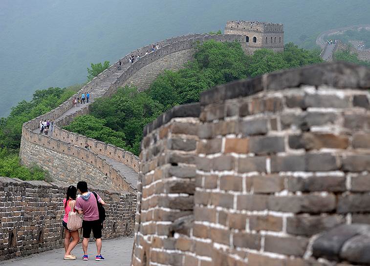 В III веке до н. э. началось возведение Великой Китайской стены для защиты от набегов кочевников. Ее длина со всеми ответвлениями составляет более 21 тыс. км, толщина — около 5-8 метров, высота — 6-7 метров. Строительство было завершено в 1644 году. Стена включена в список всемирного наследия ЮНЕСКО