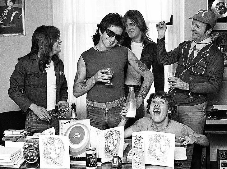 Международную популярность группа приобрела ближе к концу 1970-х. AC/DC заключила контракт с Atlantic Records и стала активно гастролировать по Великобритании и Европе. Третий австралийский альбом AC/DC — Dirty Deeds Done Dirt Cheap — вышел в 1976 году