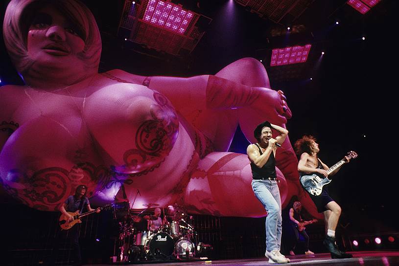 Новым вокалистом AC/DC стал Брайан Джонсон. Именно с ним коллектив записал альбом  Back in Black в 1980 году. Он стал самым продаваемым альбомом группы и одним из самых значительных в истории хард-рока