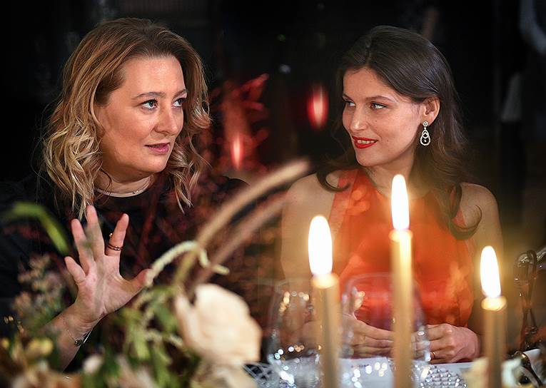 Слева направо: главный редактор журнала Glamour Мария Федорова и топ-модель и актриса Летиция Каста на закрытом ужине в честь 85-летия модного дома Nina Ricci в ресторане «Мост» 